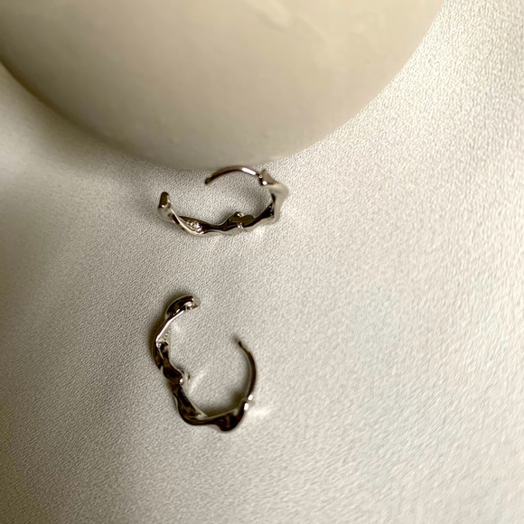 [🍍2 for $22] Simple Mini Silver Hoops - Wavy - Picture 5 of 6